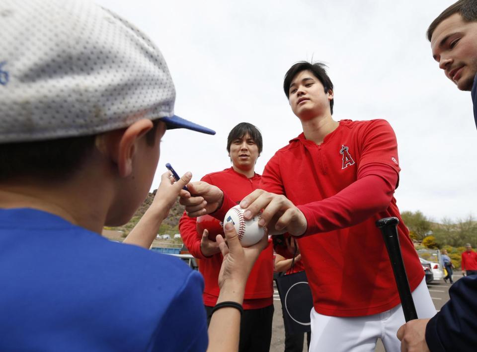 　子どもにサインをするエンゼルス・大谷＝テンピ（共同）