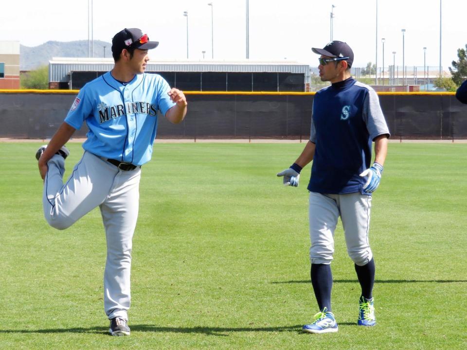 　イチローとの会話を楽しみながら体を動かす菊池＝９日、撮影・小林信行