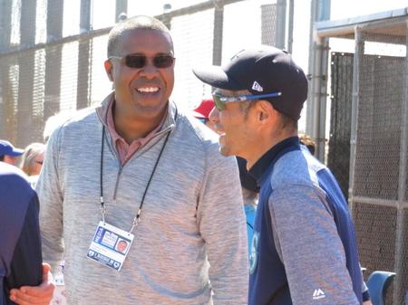 元阪神で０６年に同僚だったペレス氏と談笑するイチロー（撮影・小林信行）