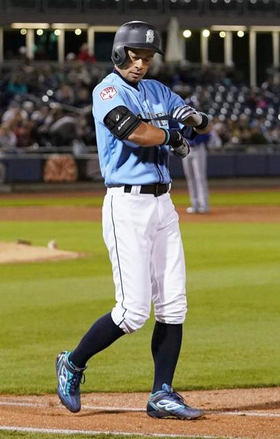 イチロー、16打席連続快音なし　１打数無安打１四球でＯＰ戦打率・０８７