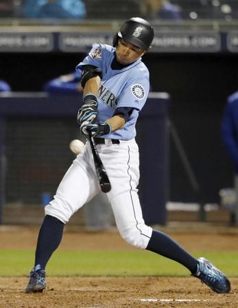 　ロイヤルズ戦の４回、中飛に倒れるマリナーズのイチロー＝ピオリア（共同）