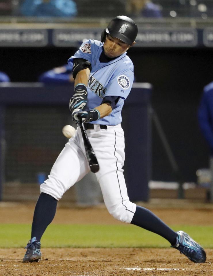 　ロイヤルズ戦の４回、中飛に倒れるマリナーズのイチロー＝ピオリア（共同）