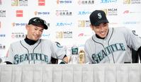 会見するマリナーズのイチロー（左）と菊池雄星＝東京ドームホテル（撮影・棚橋慶太）
