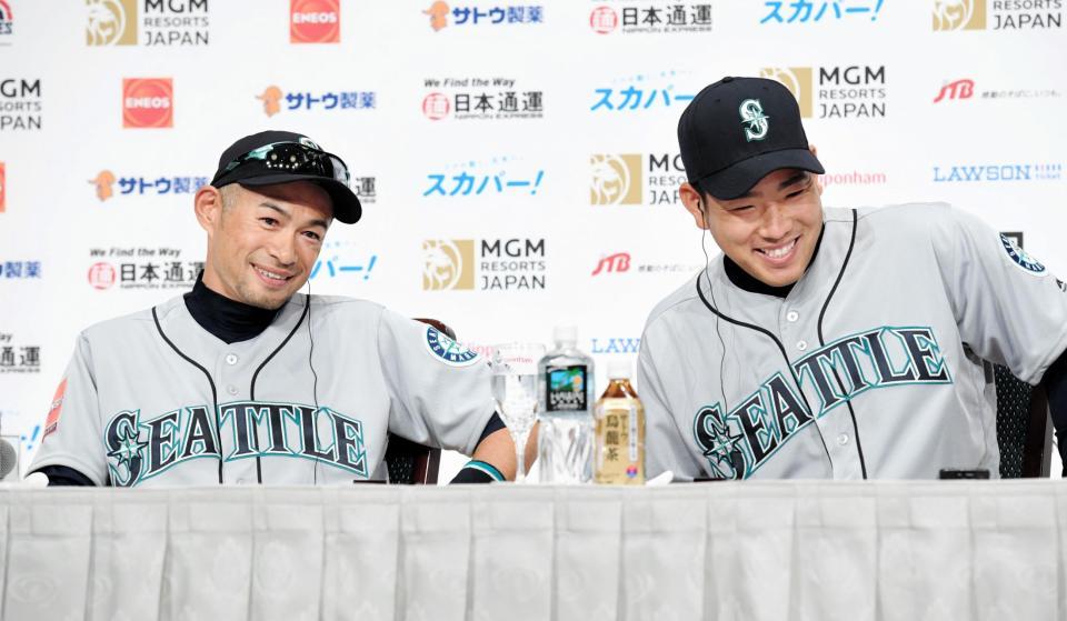 会見するマリナーズのイチロー（左）と菊池雄星＝東京ドームホテル（撮影・棚橋慶太）