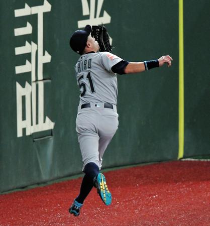 １回、巨人・坂本勇の打球を好捕するマリナーズ・イチロー