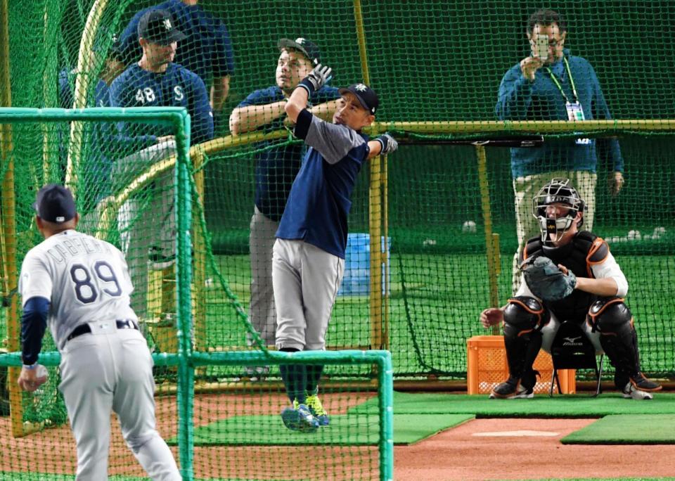 試合前のフリー打撃で快音を響かせるマリナーズ・イチロー＝東京ドーム（撮影・棚橋慶太）