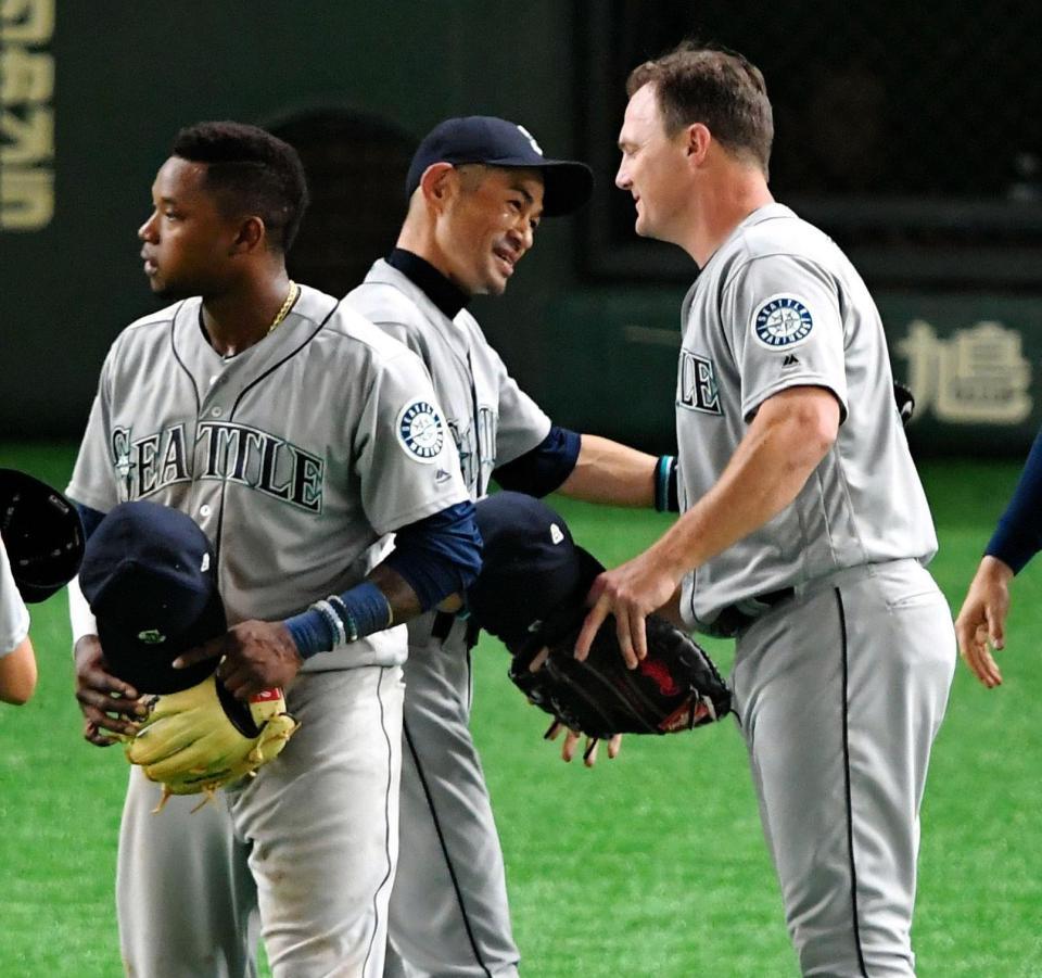 ４回、交代を告げられ、ナインが迎える中ベンチへ戻るマリナーズ・イチロー（中央）＝東京ドーム（撮影・出月俊成）