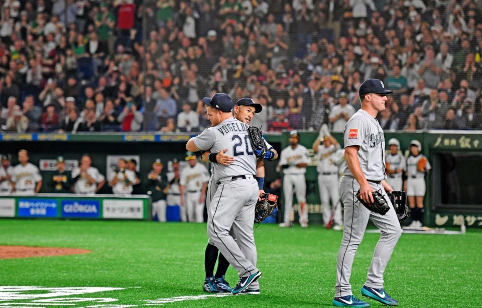 　４回、交代を告げられ球場全体に拍手が巻き起こる中、ナインと抱き合いベンチへ下がるイチロー（撮影・棚橋慶太）