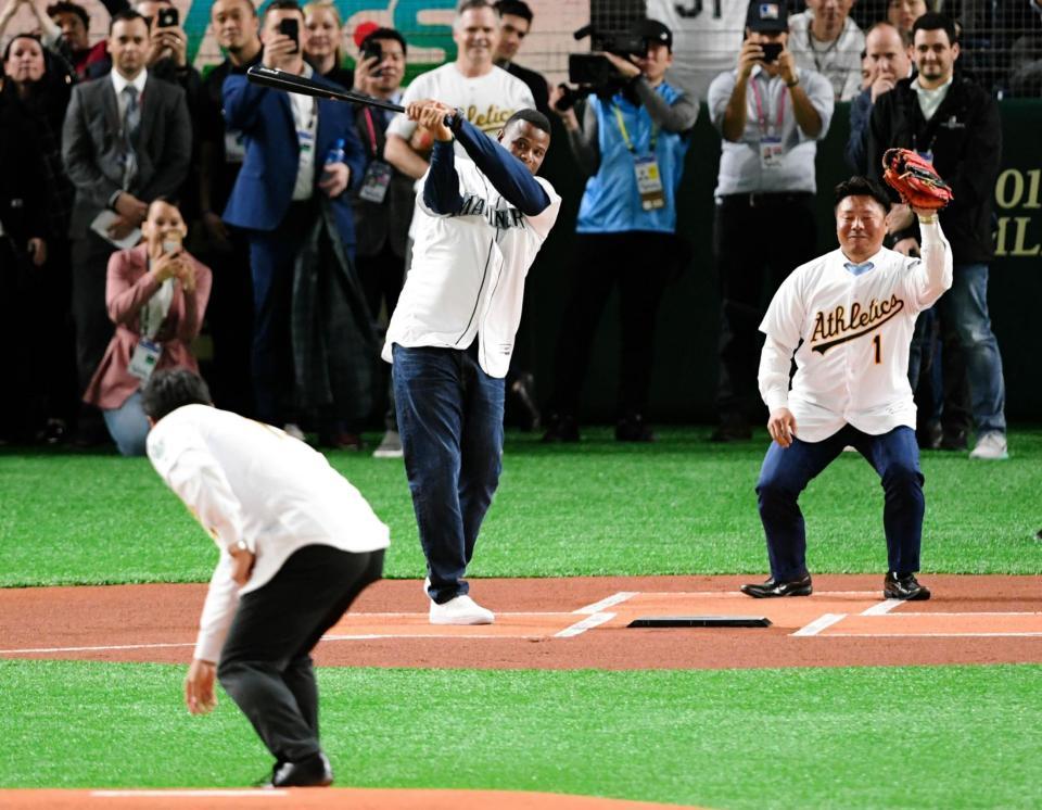 始球式の打席に立ったケン・グリフィーＪｒ氏＝東京ドーム（撮影・棚橋慶太）