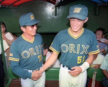 　シーズン最多安打のプロ野球タイ記録を達成し、仰木監督（左）と握手を交わすイチロー＝１９９４年９月