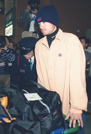 ９９年３月９日、マリナーズでのキャンプ日程を終え、関西空港に帰国したオリックスのイチロー（提供・共同通信社）