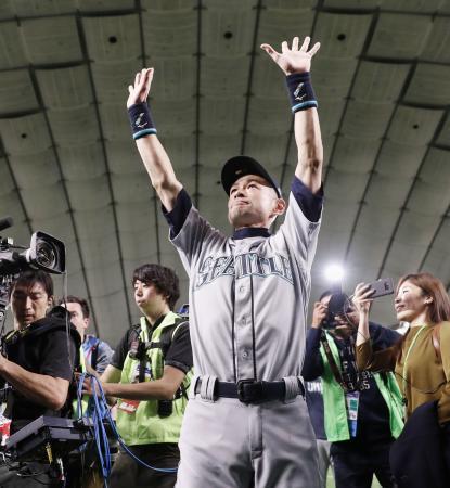 　２１日の試合終了後、歓声を受けながら場内を一周するマリナーズのイチロー外野手＝東京ドーム