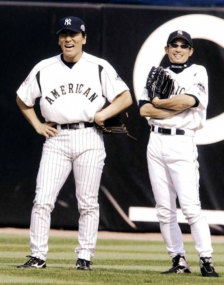 　０３年７月　オールスターゲームの守備練習中に談笑するマリナーズのイチロー（右）とヤンキースの松井（ＡＰ＝共同）