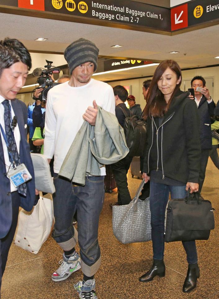 　米シアトルの空港に到着したイチロー元選手（左）と弓子夫人（共同）