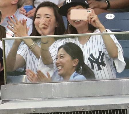 　ヤンキース・田中を応援する妻の里田まいさん（手前）＝２０１８年８月、ニューヨーク（共同）