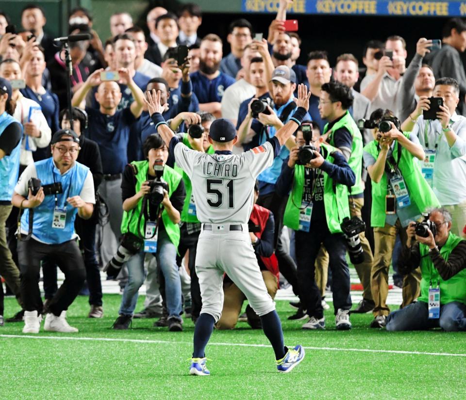 試合後に場内を一周するマリナーズ・イチロー＝東京ドーム（撮影・棚橋慶太）