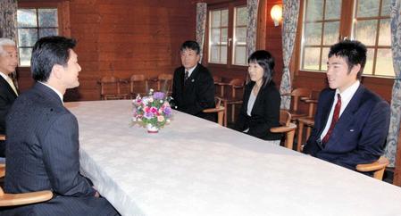 　西武から指名あいさつを受ける菊池雄星（右）と、父・雄治さん（右から３人目）、母・加寿子さん＝２００９年