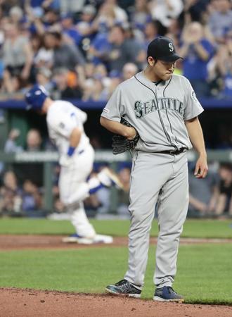 　ロイヤルズ戦の２回、ドジャー（左）に本塁打を浴びたマリナーズ・菊池＝カンザスシティー（共同）