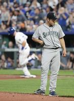 　ロイヤルズ戦の２回、ドジャー（左）に本塁打を浴びたマリナーズ・菊池＝カンザスシティー（共同）