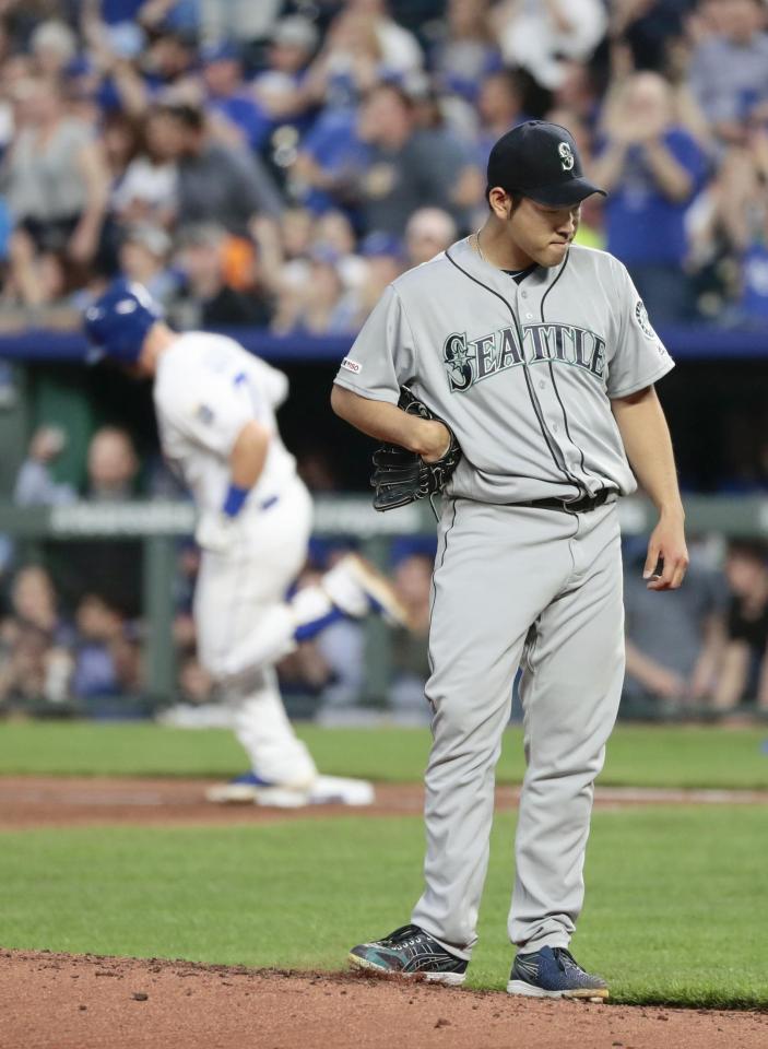 　ロイヤルズ戦の２回、ドジャー（左）に本塁打を浴びたマリナーズ・菊池＝カンザスシティー（共同）