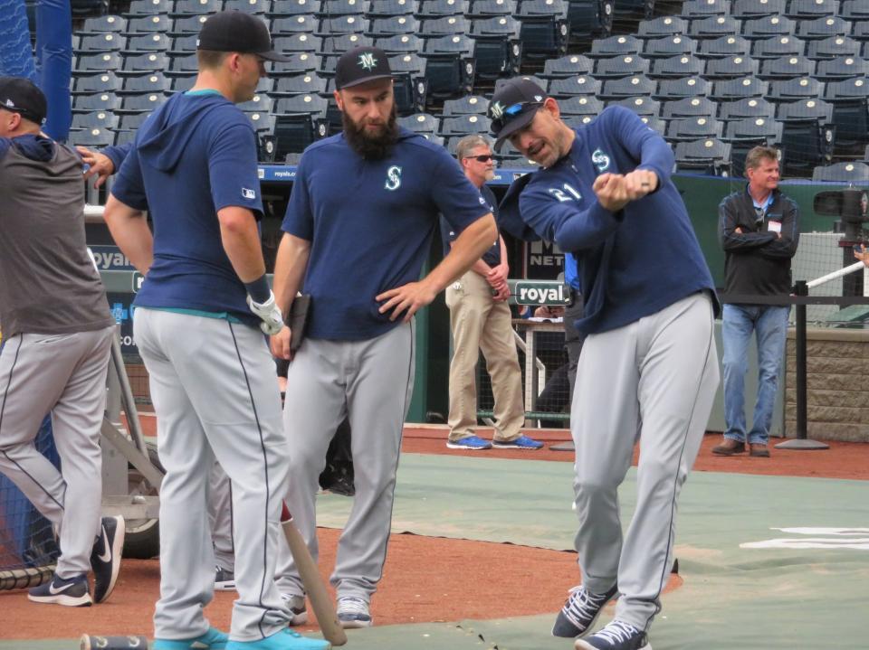 　選手たちに指導するレイカー打撃コーチ（右）＝撮影・小林信行