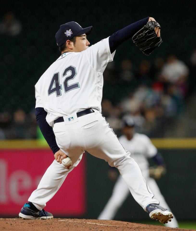 故ジャッキー・ロビンソンの背番号「42」をつけ、インディアンス戦に先発したマリナーズ・菊池＝シアトル（共同）