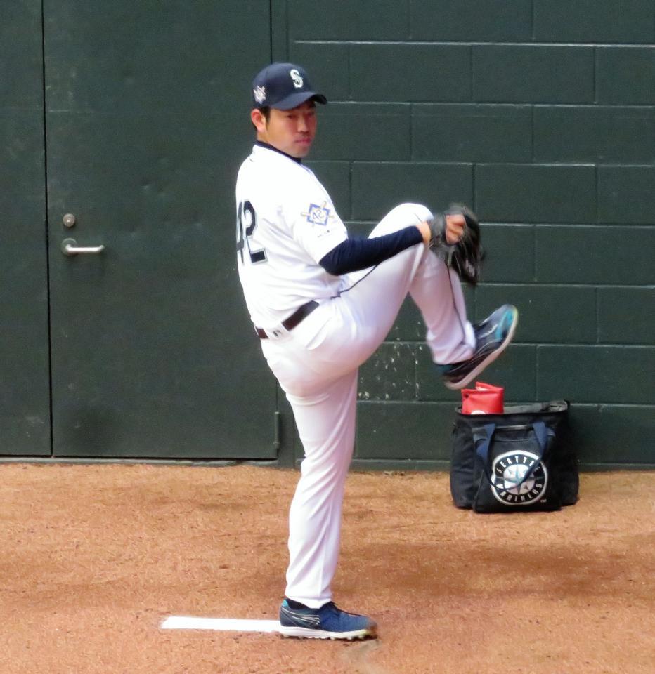 　背番号42のユニホームを着て投球練習をする菊池