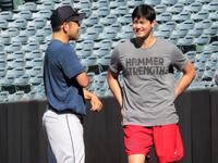 　試合前のフィールドで談笑する菊池（左）と大谷