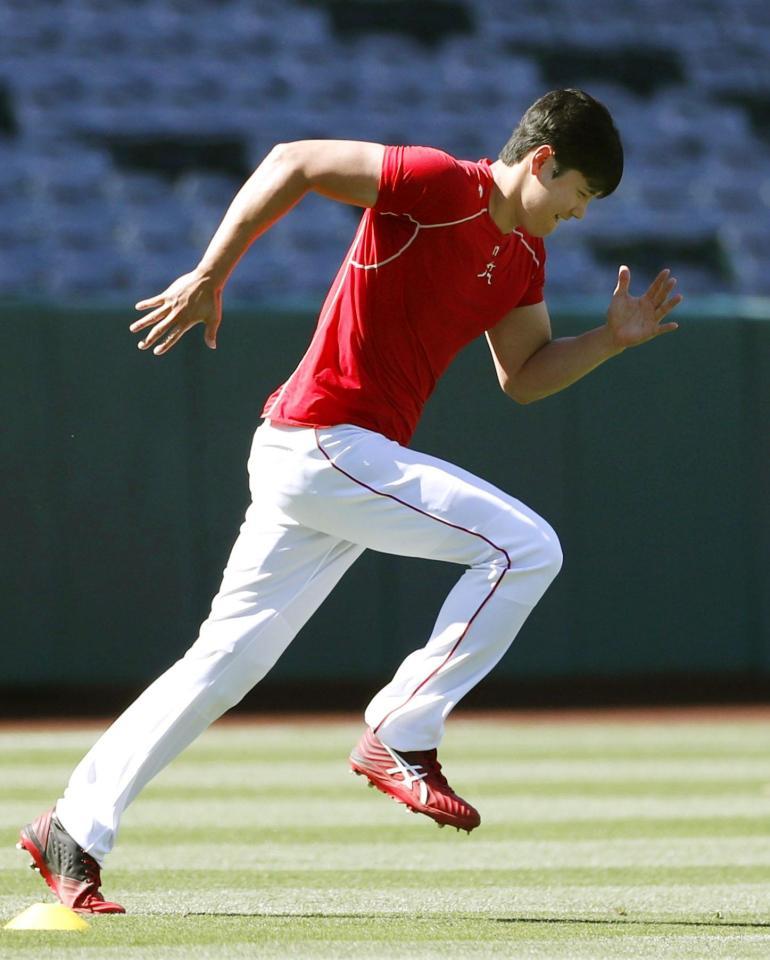 　試合前、ダッシュするエンゼルス・大谷＝アナハイム（共同）