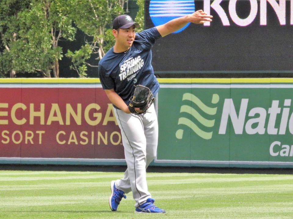 　初勝利から一夜明け、試合前のフィールドでキャッチボールをする菊池（撮影・小林信行）