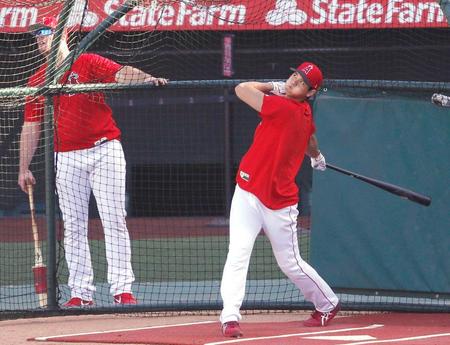 　試合前に打撃練習する大谷（共同）