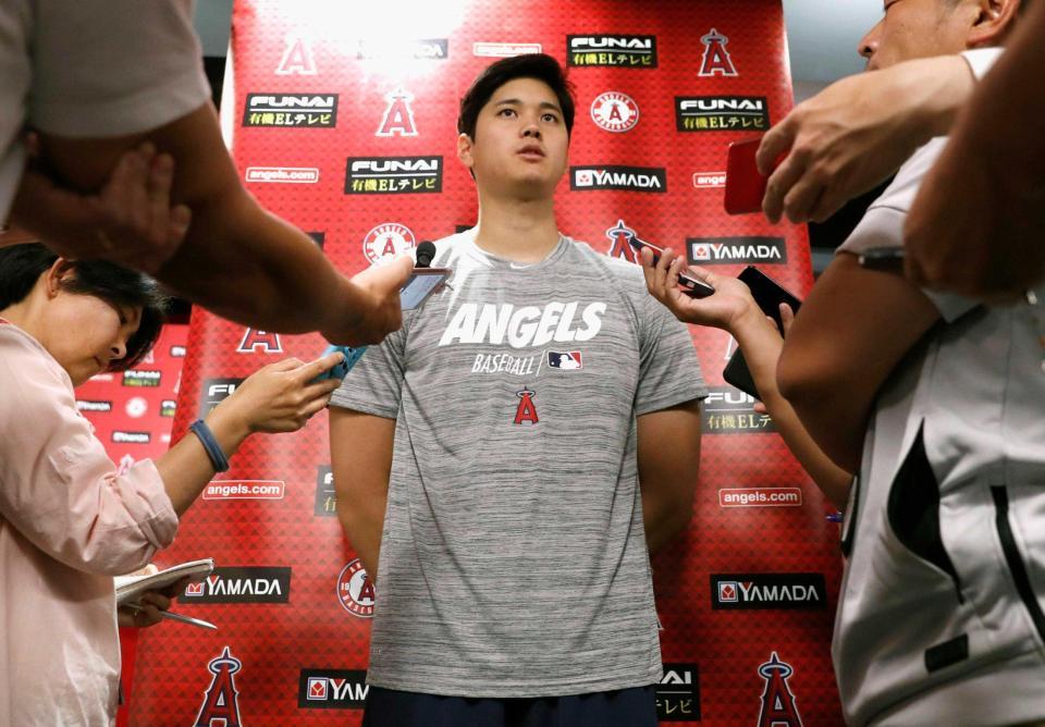 　打撃練習を終え、取材に応じるエンゼルス・大谷（共同）