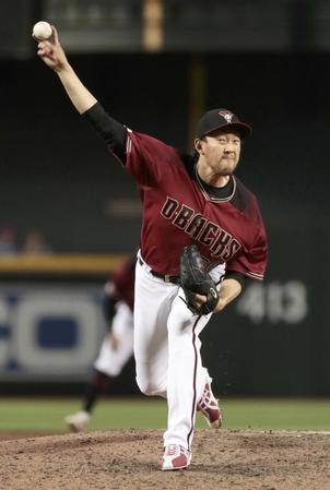 　カブス戦の７回途中から登板し、２／３回を無失点のダイヤモンドバックス・平野＝フェニックス（共同）