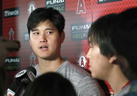 　取材に応じるエンゼルス・大谷＝アナハイム（共同）