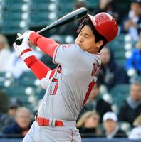 タイガース戦の１回、スイングした際にヘルメットが脱げたエンゼルス・大谷＝デトロイト（共同）