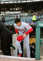 タイガース戦の試合前、練習に向かうエンゼルス・大谷＝デトロイト（共同）