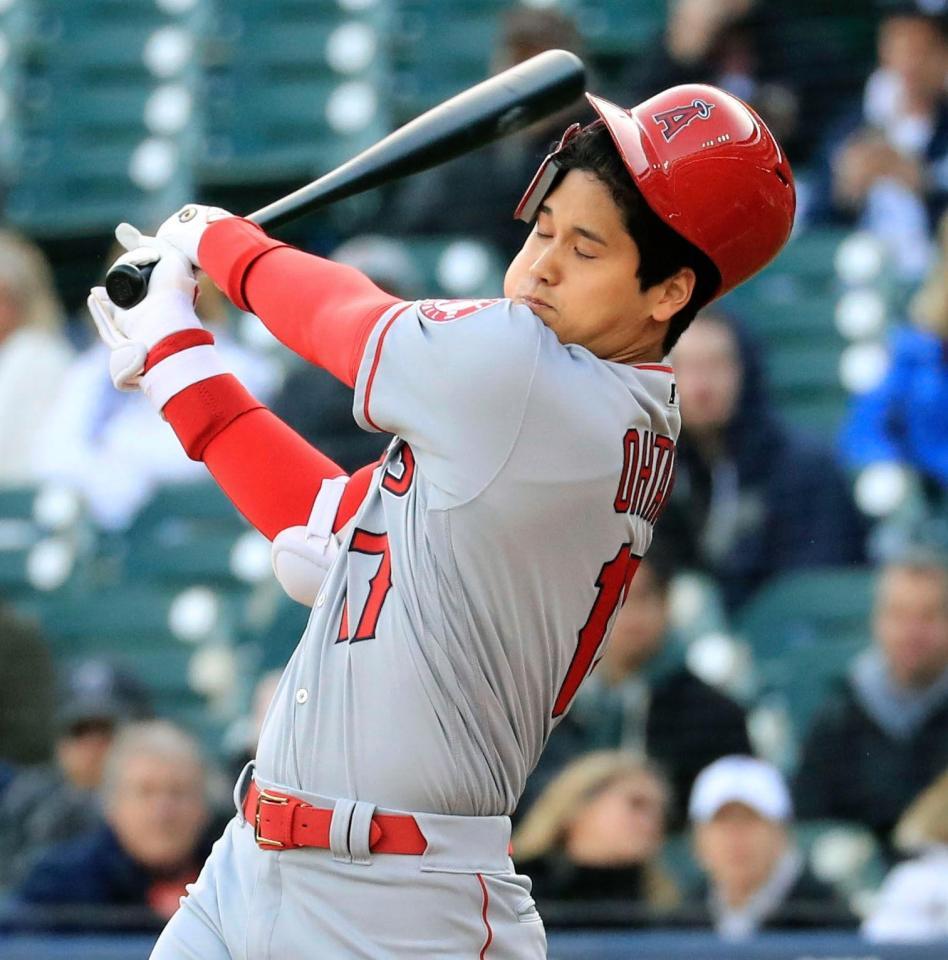 タイガース戦の１回、スイングした際にヘルメットが脱げたエンゼルス・大谷＝デトロイト（共同）