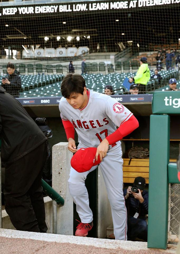 タイガース戦の試合前、練習に向かうエンゼルス・大谷＝デトロイト（共同）