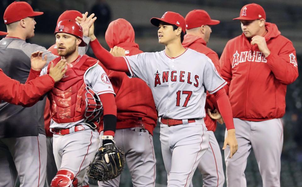 　タイガースに勝利し、チームメートとタッチするエンゼルス・大谷（１７）＝デトロイト（共同）