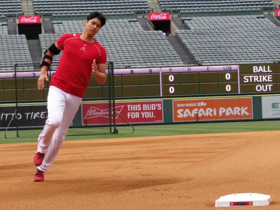 　右肘にプロテクターを着けて走塁練習をする大谷（４月２０日撮影）