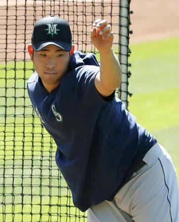 　ブルペンで投球練習するマリナーズ・菊池＝オークランド（共同）