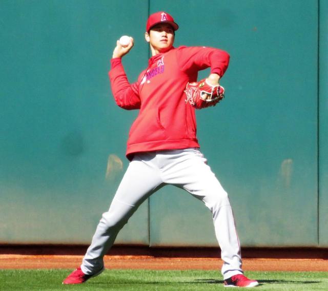 大谷、決勝２点適時打　一塁コーチと歓喜のハイタッチ