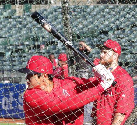 　打撃練習で柵越えを連発し敵地ファンから歓声を受けた大谷