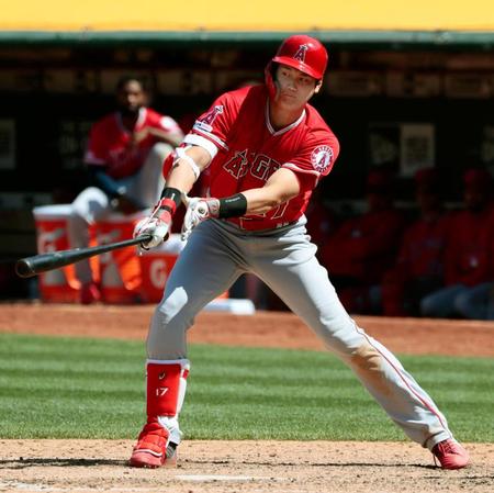 アスレチックス戦の８回、右前打を放つエンゼルス・大谷＝オークランド（共同）