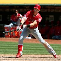 アスレチックス戦の８回、右前打を放つエンゼルス・大谷＝オークランド（共同）