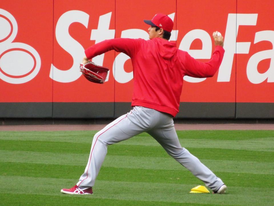 試合前にキャッチボールをする大谷（撮影・小林信行）