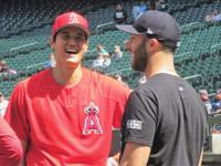 日本ハム時代の同僚だったバースと談笑する大谷（撮影・小林信行）