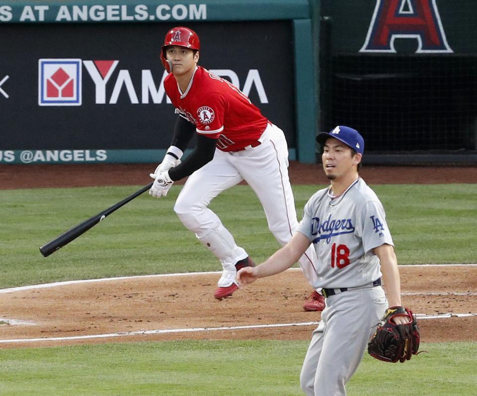 　１回、右越えに７号本塁打を放つエンゼルス・大谷。投手は前田（提供・共同通信社）