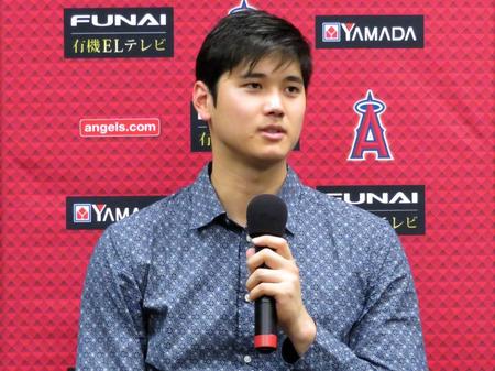 会見でサイクル安打を語る大谷＝１３日