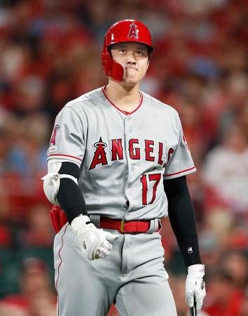 　７回、代打で見逃し三振に倒れベンチに戻る大谷（共同）